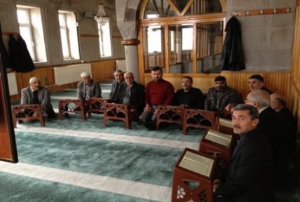 kuran-okumak-uzere-bir-yerde-toplanmak