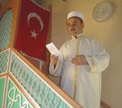 cuma-gunu-imam-hutbe-okurken-konusmak