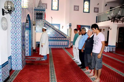 istenmedigi-halde-cemaate-imamlik-yapmak