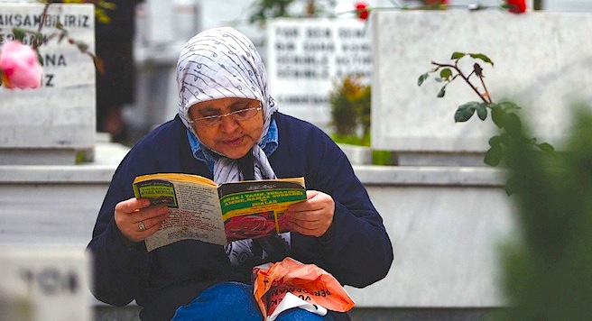 kabirlerin-uzerine-oturmak