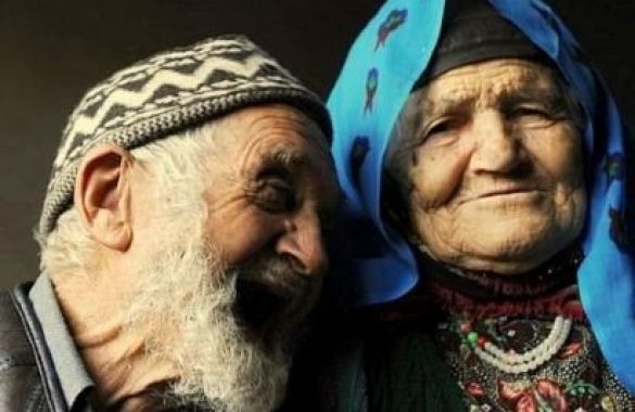 kisinin-kendi-anne-babasina-sovmesi